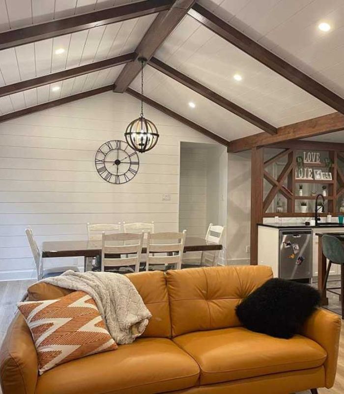 Charme Rustique avec Lambris et Poutres